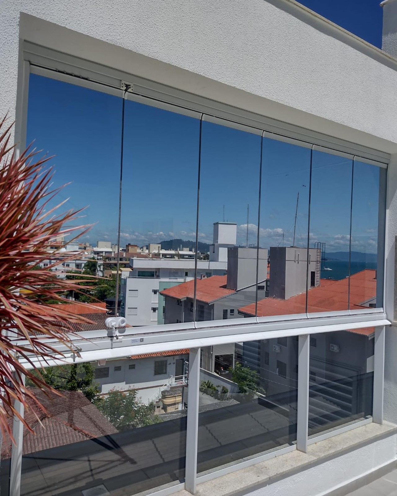 Referência de fechamento de sacada com vista para a cidade
